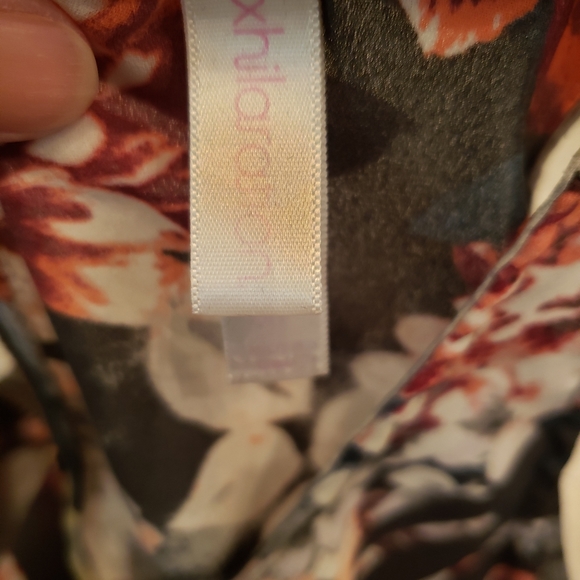 Beautiful semi sheer blouse with zipper in back and side splits. Like new. - Picture 8 of 8